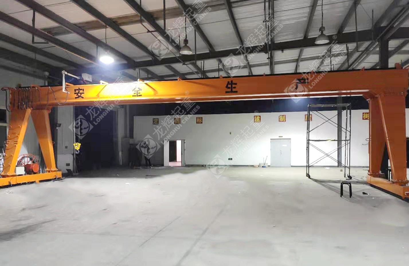 室内低净空双梁门式起重机产品图片6
